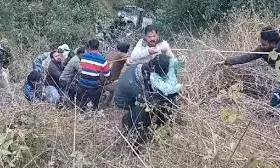 अल्मोड़ा से हल्द्वानी जा रही बस खाई में गिरी, 25 लोग थे सवार, तीन की मौत