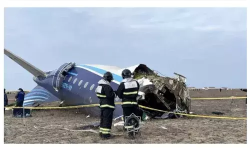 जमीन पर गिरते ही आग का गोला बना विमान,38 यात्रियों की मौत