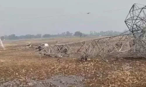 बिजली टावर गिरने से 3 लोगों की मौत, 7 लोग गंभीर रूप से घायल