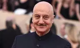 अनुपम खेर ने नौसेना, थलसेना प्रमुख से की मुलाकात, बोले- गौरवपूर्ण दिन