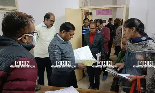 अचानक जिला अस्पताल पहुंचे कलक्टर ने मरीजों से बात कर लिया स्वास्थ्य सेवाओं पर फीडबैक