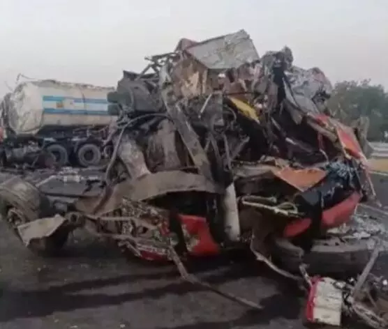 गुजरात से राजस्थान आ रही लग्जरी बस को टैंकर ने मारी टक्कर 3 की मौत 20 घायल गुजरात से राजस्थान आ रही लग्जरी बस को टैंकर ने मारी टक्कर 3 की मौत 20 घायल
