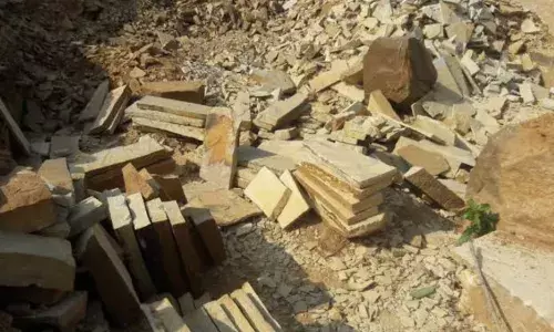 अवैध सेंडस्टोन  खनन का मामला दर्ज,2 लाख का जुर्माना लगाया