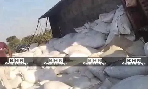 ट्रक अनियंत्रित होने से पलटा, तीन गंभीर रूप से घायल