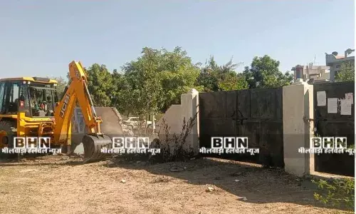 रायला मदरसा की चारदीवारी के साथ ही अतिक्रमण में आ रहे खाली भुखड़ की चारदीवारी पर चला पीला पंजा