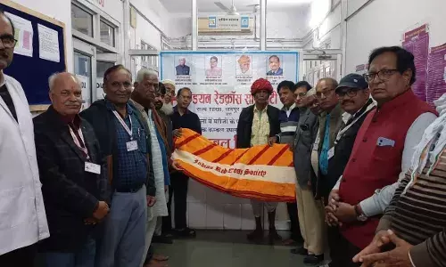 रेडक्रॉस सोसायटी द्वारा रोगियों के परिजनों हेतु कंबल वितरण किए