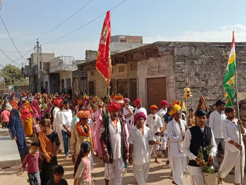 तेजाजी महाराज दशमी बन्धेज पूर्णिहुति के उपलक्ष में कलश यात्रा निकाली ।