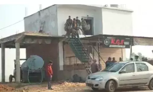 ढाबे के ऊपर  कमरे में  मिली दो युवकों की लाशें