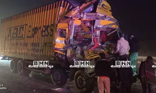 हाइवे पर आगे चल रहे वाहन से भिड़ा कंटेनर, चालक घायल