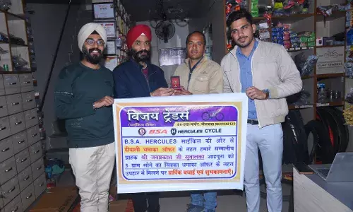 सुवालका को 5 ग्राम सोने का सिक्का मिला उपहार में सुवालका को 5 ग्राम सोने का सिक्का मिला उपहार में