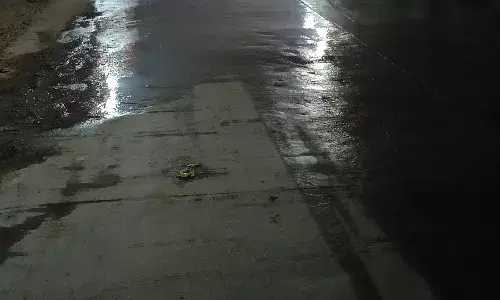 नए बने राजमार्ग पर नालियां नहीं बनाने से गंदा पानी फैल रहा है सड़कों पर