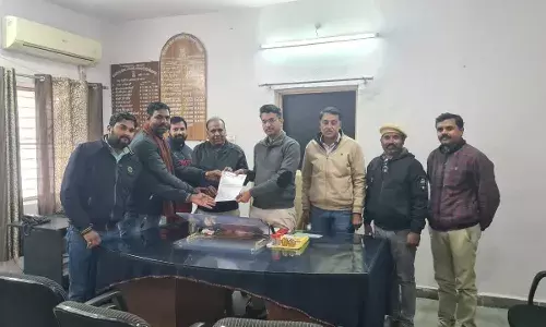 चित्तौड़गढ़ लिकर कांट्रैक्टेड यूनियन ने सौपा जिला आबकारी अधिकारी को ज्ञापन