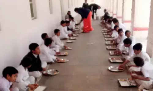 ठाकुरजी को तिलपट्टी - लड्डु ,गजक तथा खिचड़े का भोग लगाकर श्रृद्धालुओं को प्रसाद वितरित किया