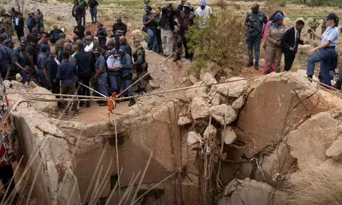 साउथ अफ्रीका में सोने की खान में फंसे 100 मजदूरों की मौत, 500 अब भी फंसे साउथ अफ्रीका में सोने की खान में फंसे 100 मजदूरों की मौत, 500 अब भी फंसे