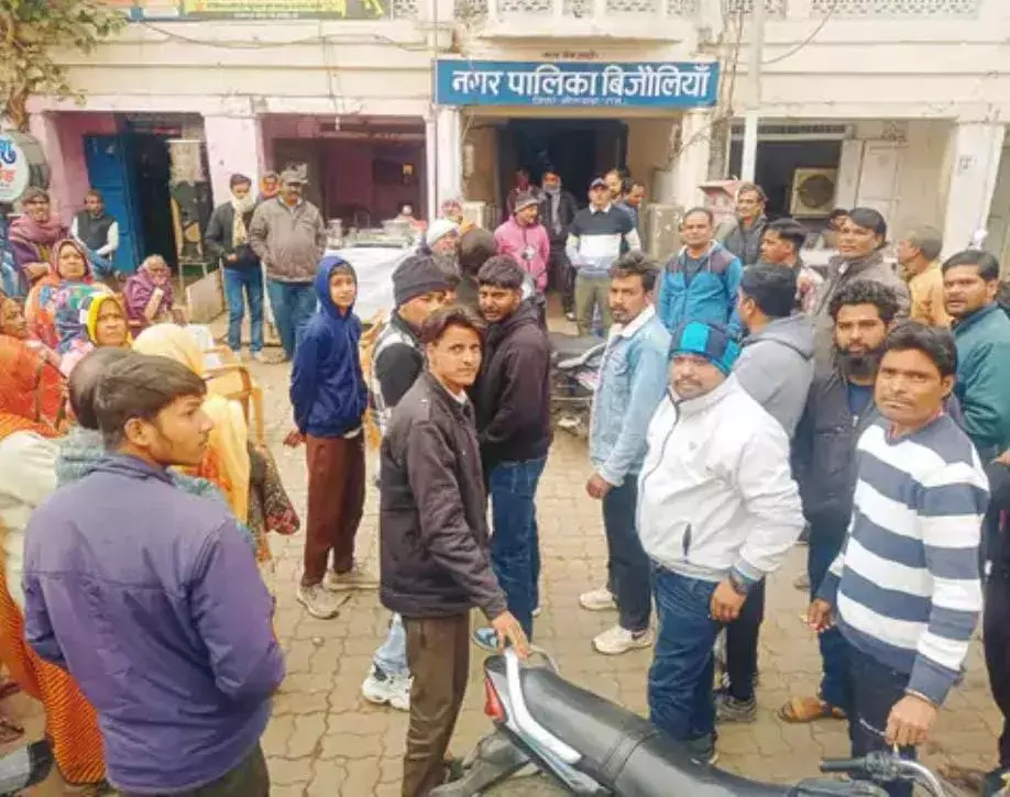 सफाई व्यवस्था के टेंडर से नाराज कर्मचारियों ने किया ईओ के खिलाफ प्रदर्शन सफाई व्यवस्था के टेंडर से नाराज कर्मचारियों ने किया ईओ के खिलाफ प्रदर्शन