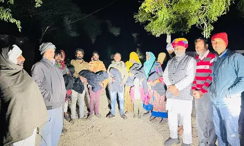 सर्दी में ठिठुर रहे अरनोटा ग्राम के भील परिवारों को विधायक पितलिया ने नि:शुल्क कंबल वितरित किये