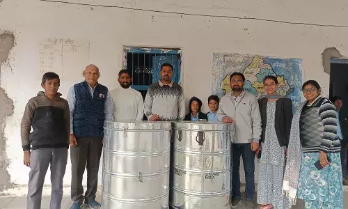 विद्यालय को भेट किए अनाज भंडारण कंटेनर