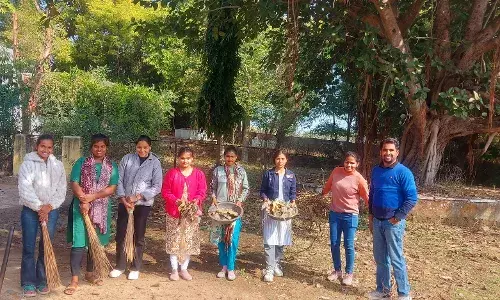 स्वयंसेवकों द्वारा मंदिर परिसर में किया श्रमदान स्वयंसेवकों द्वारा मंदिर परिसर में किया श्रमदान