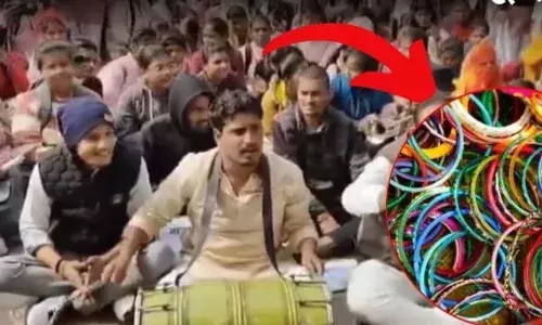 ढोल-नगाड़ों के साथ प्रिंसिपल को चूड़ी पहनाने पहुंची छात्राएं,