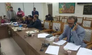 DM ने बैंक अधिकारियों को किया बंद, रजाई-गद्दे भी मंगवाए
