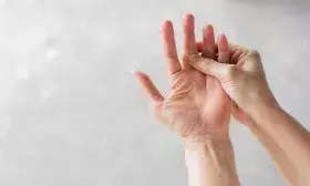 ठंड में क्यों सूज जाती हैं उंगलियां, इन्हें घर पर ही इस तरह करें ठीक ठंड में क्यों सूज जाती हैं उंगलियां, इन्हें घर पर ही इस तरह करें ठीक