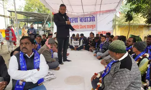 अम्बेडकर विचार मंच बैठे धरने पर