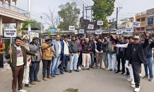 शाहपुरा जिला बचाओ आंदोलन 17वें दिन भी जारी, संघर्ष हुआ तेज, आज दसवें दिन क्रमिक अनशन पर स्टांप वेंडर व प्रलेख लेखक बैठे धरने पर