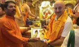 सिद्धि विनायक मंदिर पहुंचे अनुपम खेर, लिया बप्पा का आशीर्वाद