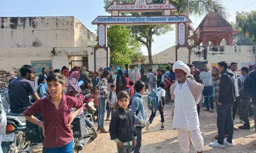 संस्था प्रधान व शिक्षिका के अश्लील वीडियो वायरल के बाद छात्रों व ग्रामीणों ने स्टाफ को हटाने की मांग की संस्था प्रधान व शिक्षिका के अश्लील वीडियो वायरल के बाद छात्रों व ग्रामीणों ने स्टाफ को हटाने की मांग की