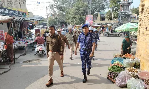 पुलिस व रेपिड एक्शन फोर्स ने जहाजपुर मे किया फ्लैग मार्च