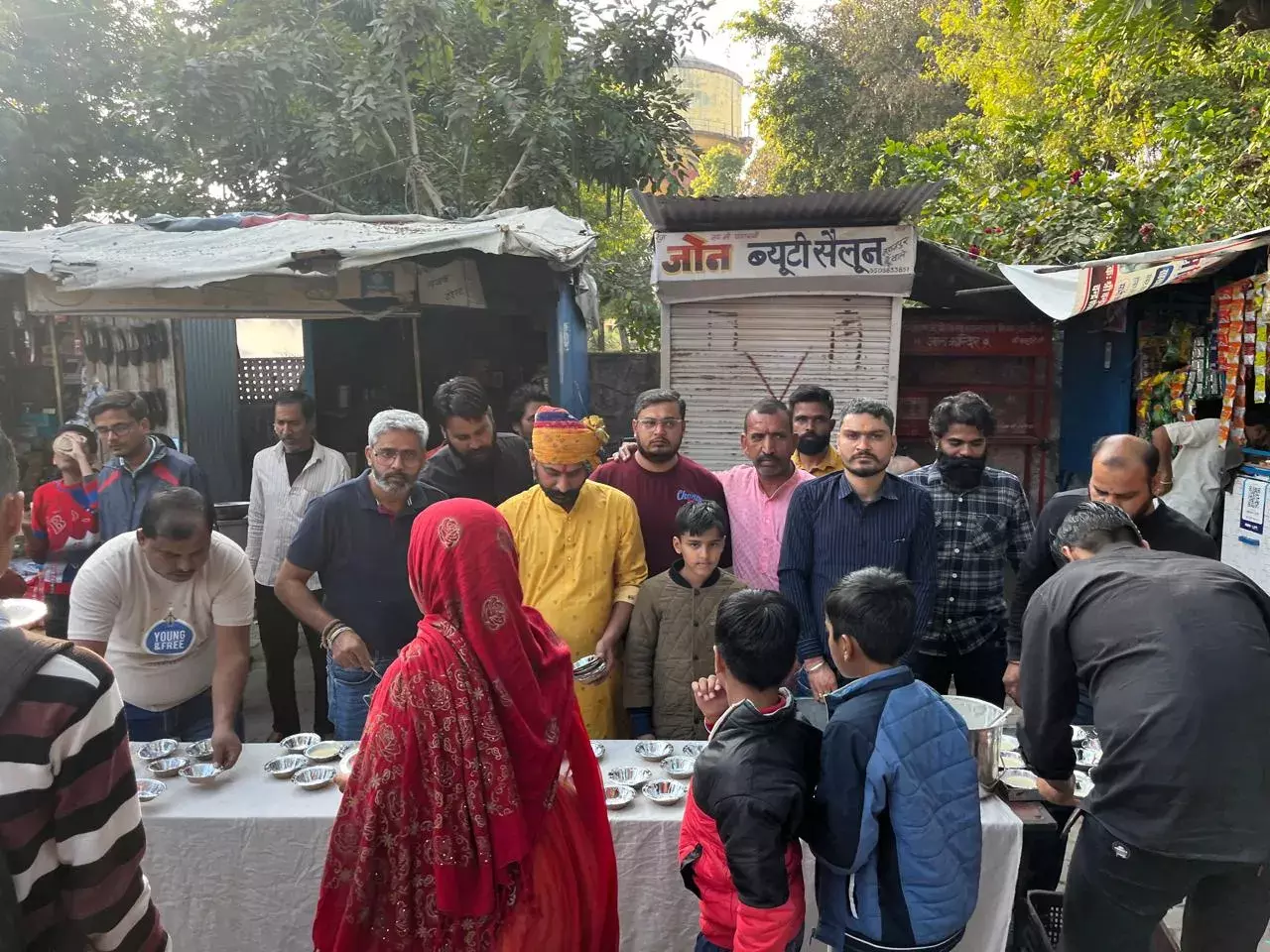 251 किलो खीर का प्रसाद वितरण