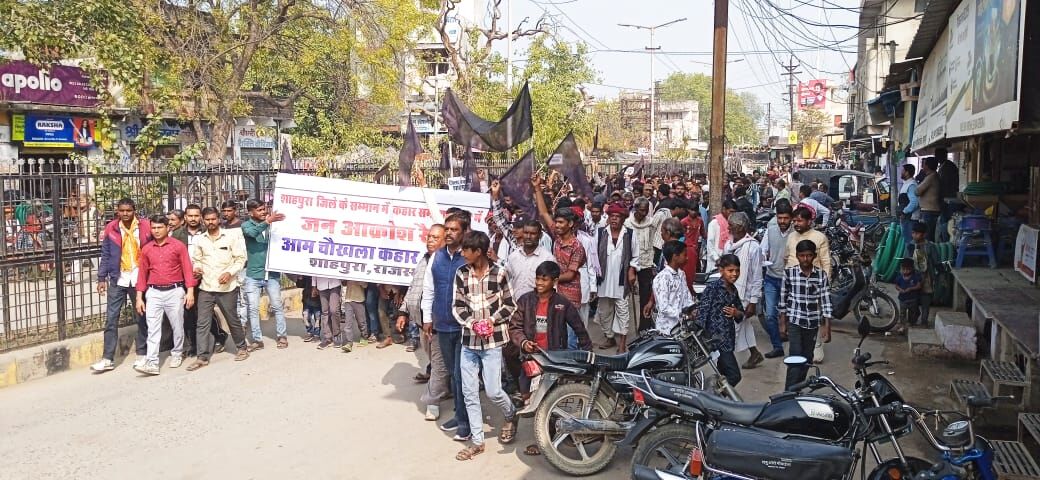 जिला बचाओ संघर्ष समिति के तत्वावधान में कहार समाज बैठे धरने में