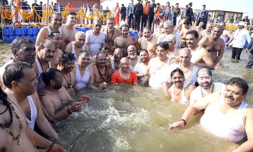 सीएम योगी ने  मंत्रियों के साथ पवित्र संगम में लगाई आस्था की डुबकी