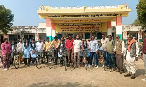 कुंडिया कला की सरकारी स्कूल में छात्राओं को बांटी साइकिल, छात्राओं के खिले चेहरे