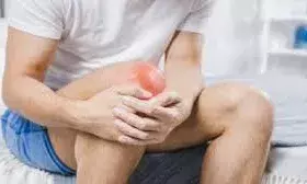 सर्दियों में घुटने में दर्द होना किस बीमारी का है लक्षण, डॉक्टर से जानें