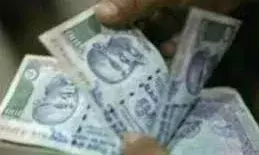 गलती से भी घर पर इस जगह न करें भोजन, रुक जाएगा पैसों का आना हो जाएंगे कंगाल