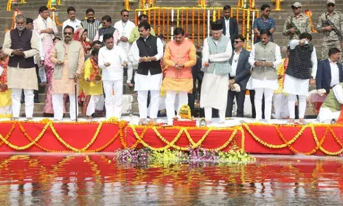 मुख्यमंत्री ने महेश्वर में माँ नर्मदा के घाट पर की पूजा-अर्चना