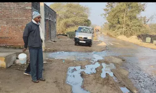 आमजन बूंद-बूंद को तरस रहा, क्षतिग्रस्त पाइप लाइनों में हजारों लीटर पानी व्यर्थ बह रहा