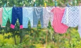 आखिर क्यों रात को बच्चों के कपड़े बाहर सुखाना खतरनाक हो सकता है? जानें इसके कारण