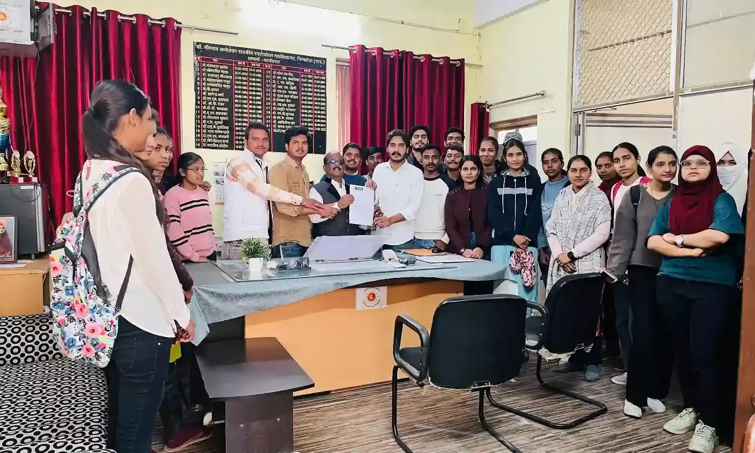 एन एस यू आई परिवार निम्बाहेड़ा ने परीक्षा नियंत्रक के नाम प्राचार्य को ज्ञापन सौंपा एन एस यू आई परिवार निम्बाहेड़ा ने परीक्षा नियंत्रक के नाम प्राचार्य को ज्ञापन सौंपा