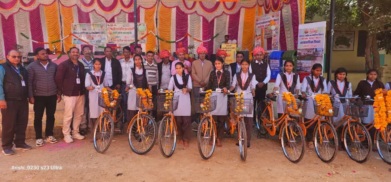 बाकरा में हुआ स्वास्थ शिविर एवं निशुल्क साइकिल वितरण समारोह