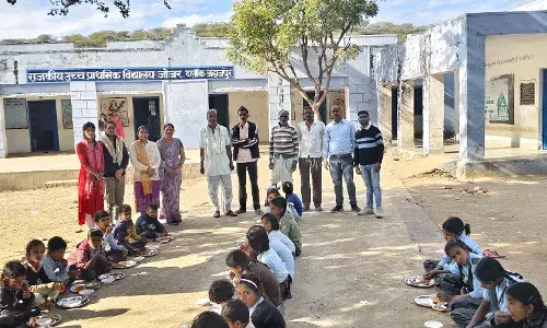 महिला दुग्ध उत्पादक समिति ने विद्यालय में किया कृष्ण भोज का आयोजन