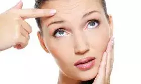 कम उम्र में ही चेहरे पर नजर आने लगी हैं झुर्रियां, तो अपनाएं ये घरेलू नुस्खे