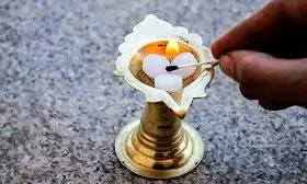 क्यों है कपूर जलाना फायदेमंद? जानें इसके आध्यात्मिक और वैज्ञानिक कारण