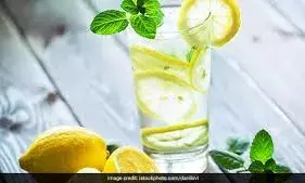 रोज सुबह पिएं गर्म नींबू पानी, सेहत में आएंगे अद्भुत बदलाव
