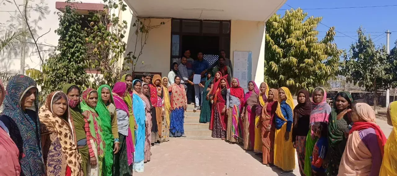 ग्राम विकास अधिकारी और कनिष्ठ सहायक के ट्रांसफर निरस्त करने की मांग