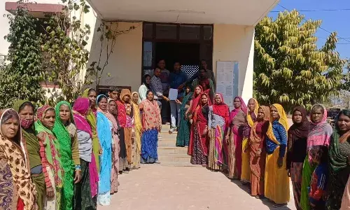 ग्राम विकास अधिकारी और कनिष्ठ सहायक के ट्रांसफर निरस्त करने की मांग