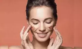 किचन में रखी इन 5 चीजों से करें स्क्रबिंग, मिलेंगे गजब के फायदे