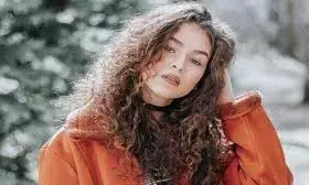 बिना टूल के बालों को करना है कर्ल, घर पर ही इन तरीकों को आजमाएं