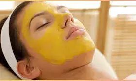 चेहरे की खूबसूरती बढ़ाने के लिए करते हैं हल्दी का इस्तेमाल? पहले जान लें इससे होने वाले नुकसान